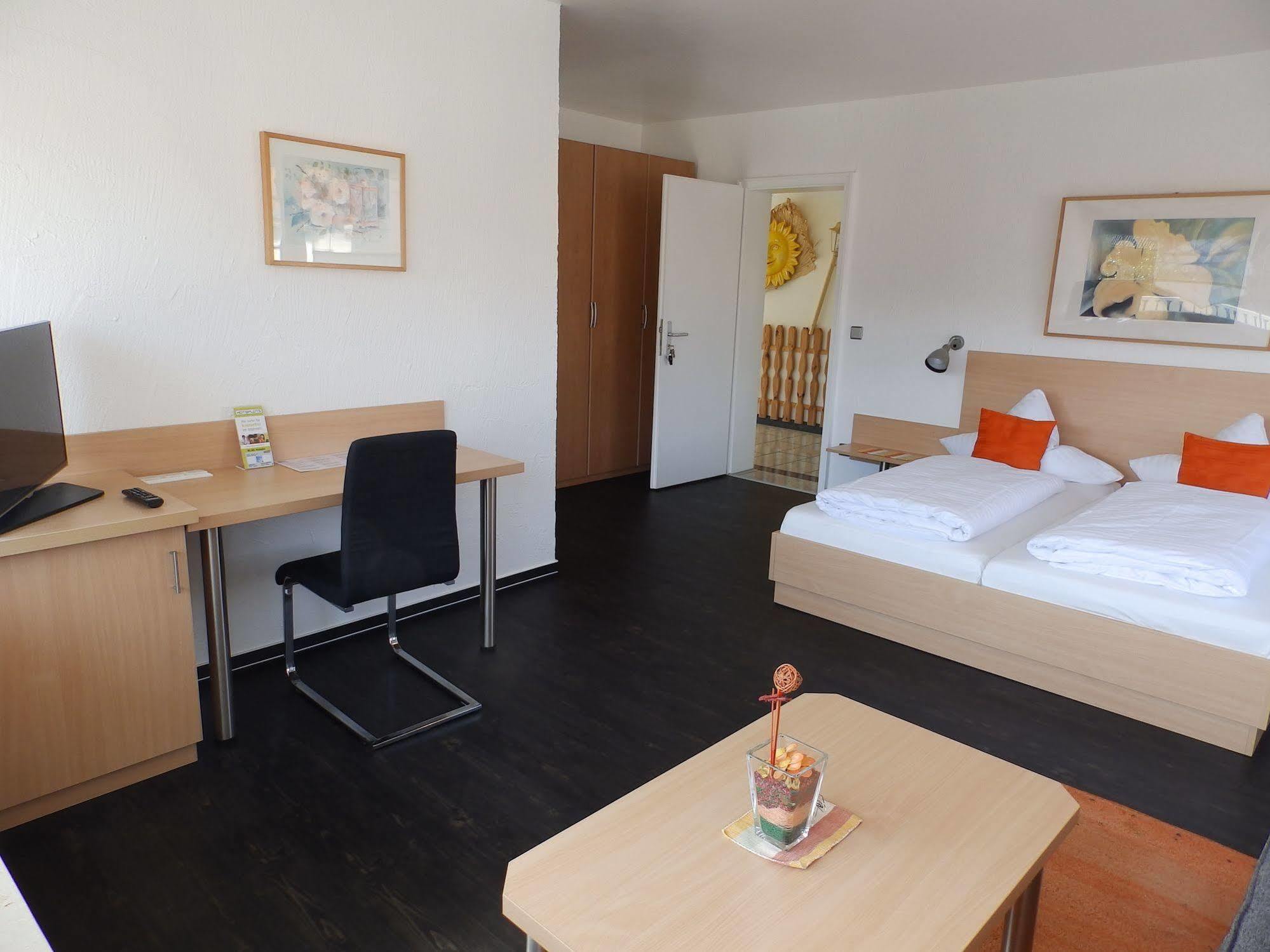 H41 Inn Hotel Garni Freiburg (Adults Only) Гундельфінген Екстер'єр фото