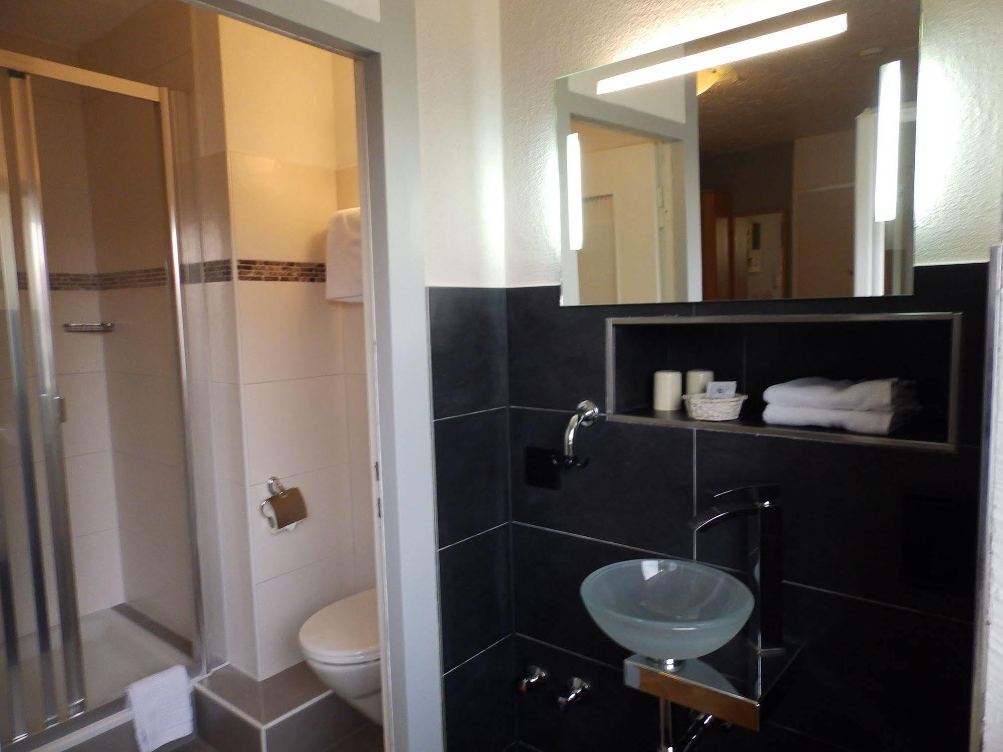 H41 Inn Hotel Garni Freiburg (Adults Only) Гундельфінген Екстер'єр фото