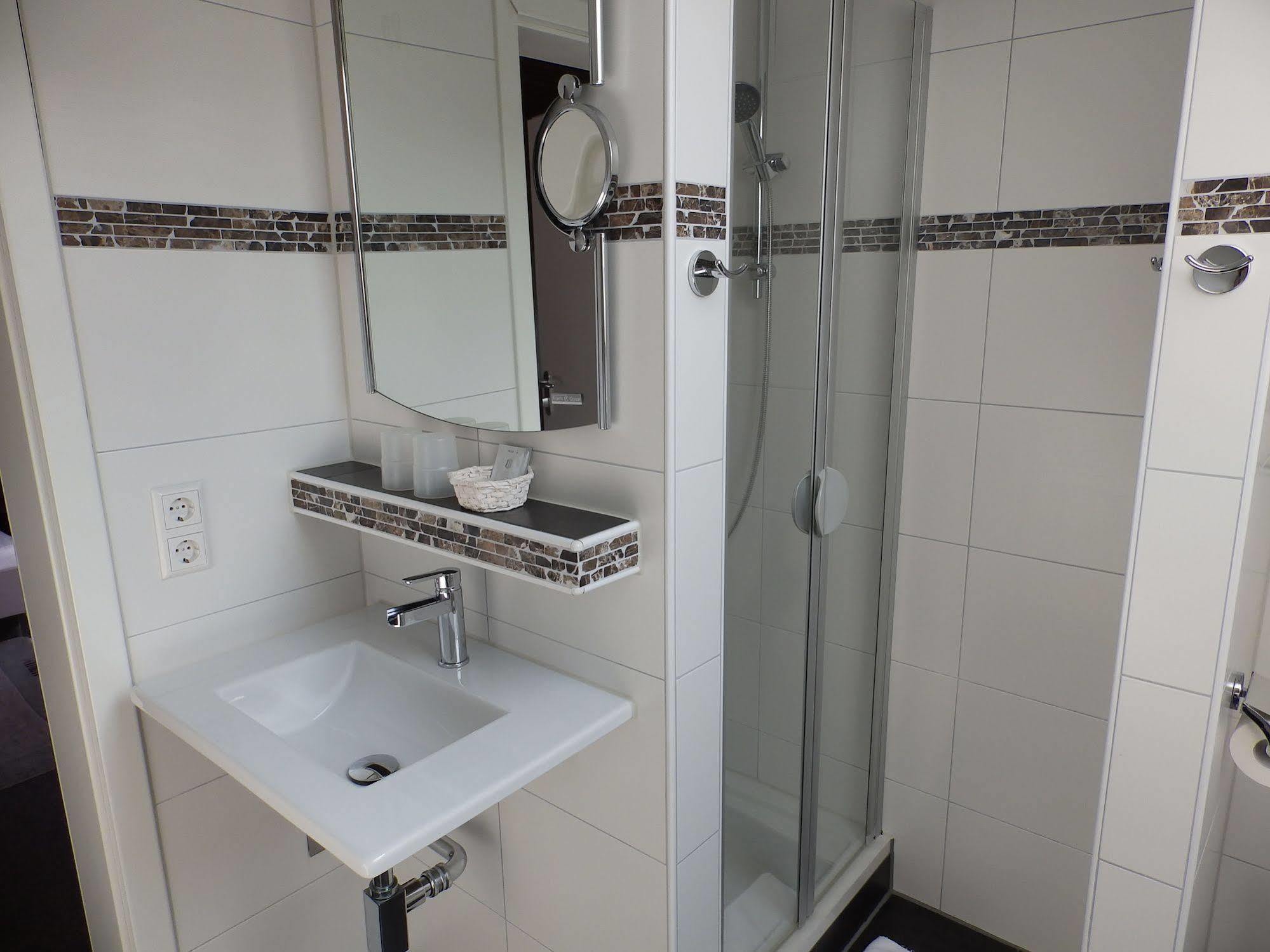 H41 Inn Hotel Garni Freiburg (Adults Only) Гундельфінген Екстер'єр фото