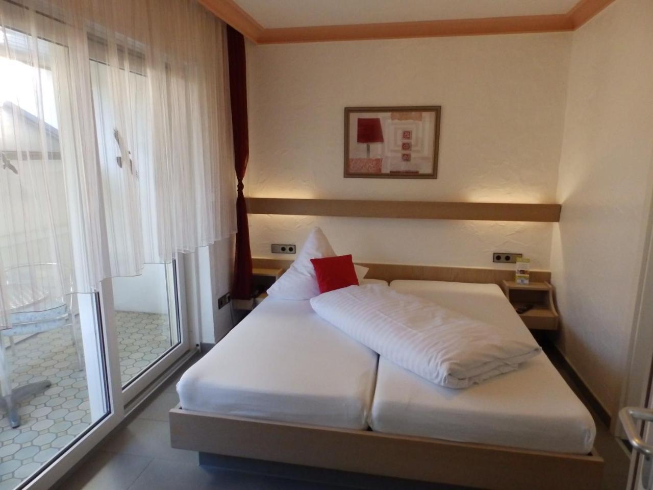 H41 Inn Hotel Garni Freiburg (Adults Only) Гундельфінген Екстер'єр фото